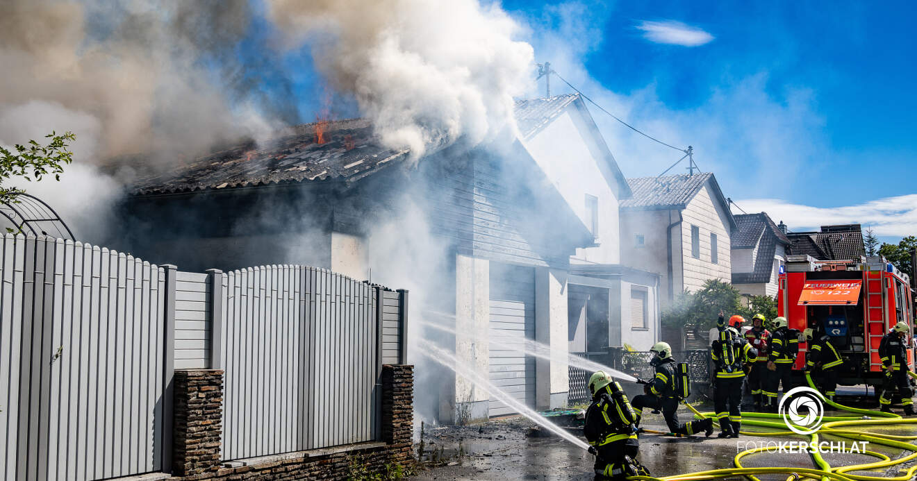 Ausgedehnter Garagenbrand in Hart: Drei Feuerwehren im Löscheinsatz