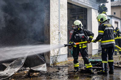 Ausgedehnter Garagenbrand in Hart: Drei Feuerwehren im Löscheinsatz BAYER-AB2-4906.jpg