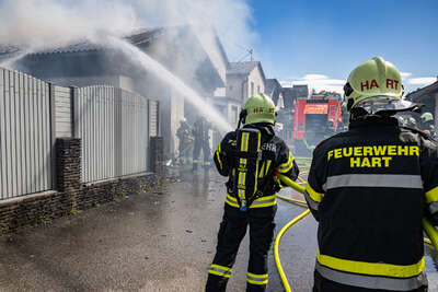 Ausgedehnter Garagenbrand in Hart: Drei Feuerwehren im Löscheinsatz BAYER-AB2-4917.jpg