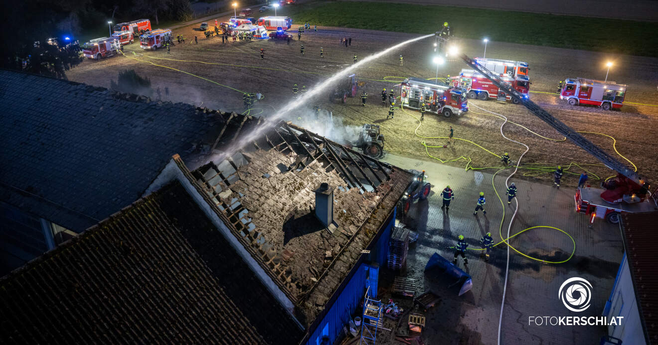 Bauernhof geriet in Brand: Großeinsatz beim Flughafen