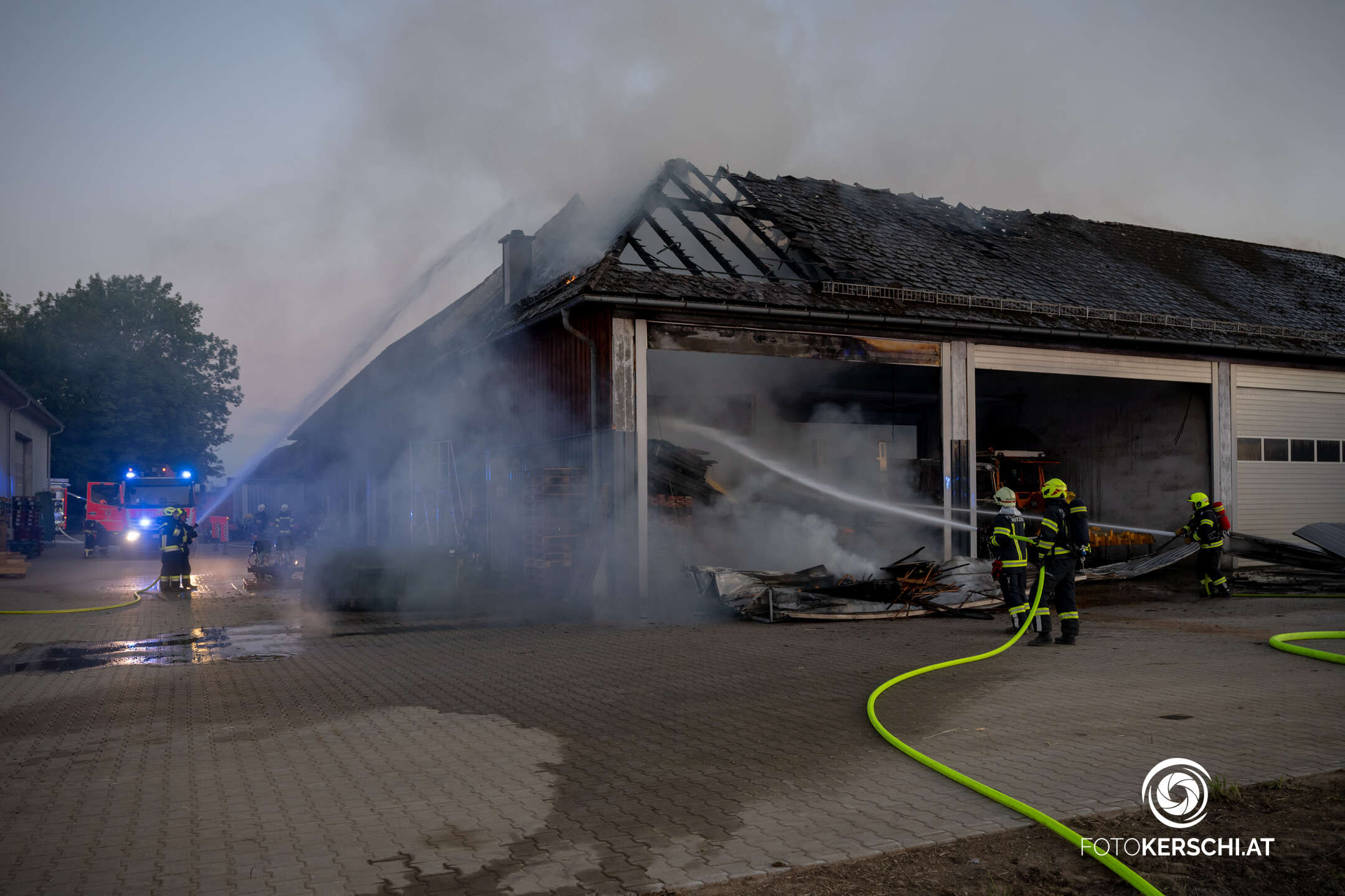 Bauernhof geriet in Brand: Großeinsatz beim Flughafen