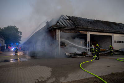 Bauernhof geriet in Brand: Großeinsatz beim Flughafen FOKE-2022071520087154-001.jpg