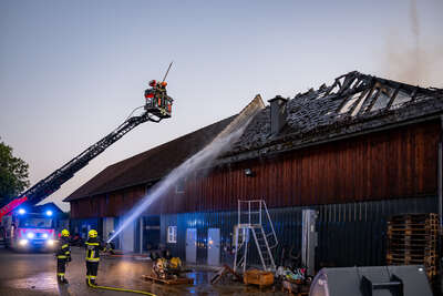 Bauernhof geriet in Brand: Großeinsatz beim Flughafen FOKE-2022071520137164-015.jpg
