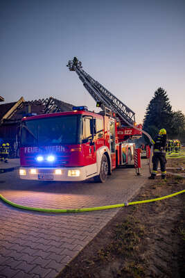Bauernhof geriet in Brand: Großeinsatz beim Flughafen FOKE-2022071520217187-052.jpg