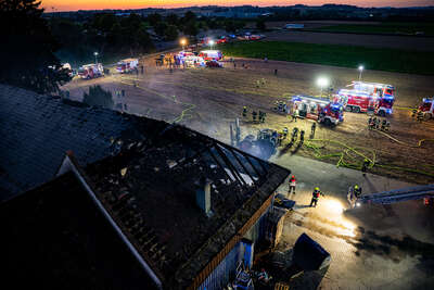 Bauernhof geriet in Brand: Großeinsatz beim Flughafen FOKE-2022071520277199-072.jpg