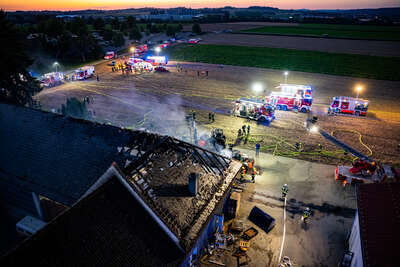 Bauernhof geriet in Brand: Großeinsatz beim Flughafen FOKE-2022071520287202-078.jpg
