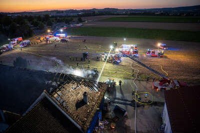 Bauernhof geriet in Brand: Großeinsatz beim Flughafen FOKE-2022071520317216-102.jpg
