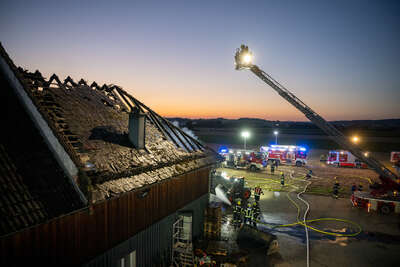 Bauernhof geriet in Brand: Großeinsatz beim Flughafen FOKE-2022071520327224-117.jpg