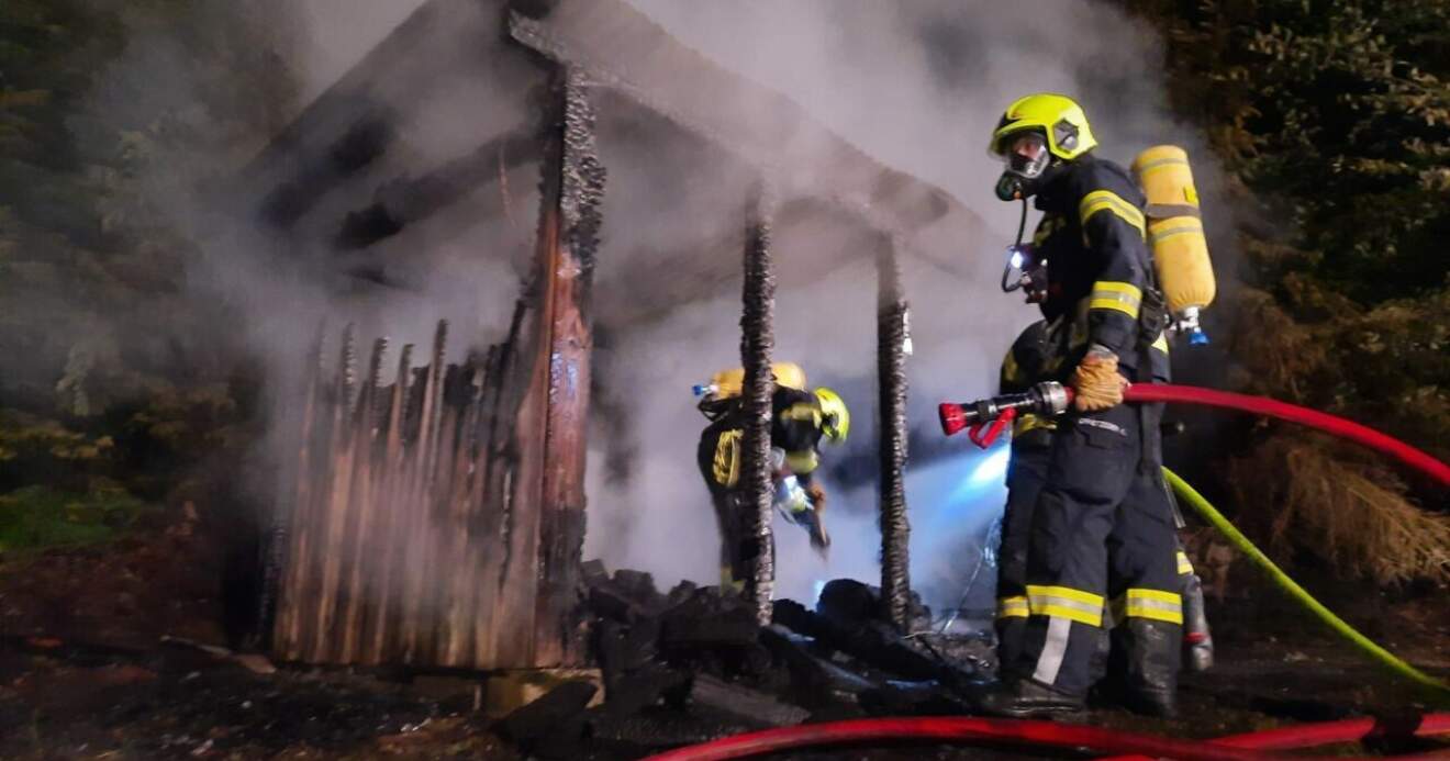 Holzhütte brannte - Gefahr für Waldbrand