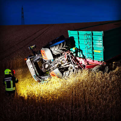 Landwirt verunfallt auf Getreidefeld mit Traktorgespann A7DC2FAC-8382-463B-8E83-1A4DAE5C5415.jpg