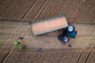 Landwirt verunfallt auf Getreidefeld mit Traktorgespann FOKE-2022071821360003-043.jpg