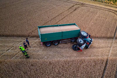 Landwirt verunfallt auf Getreidefeld mit Traktorgespann FOKE-2022071821370005-035.jpg