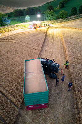 Landwirt verunfallt auf Getreidefeld mit Traktorgespann FOKE-2022071821370007-001.jpg