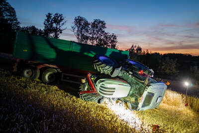 Landwirt verunfallt auf Getreidefeld mit Traktorgespann FOKE-2022071821460021-036.jpg