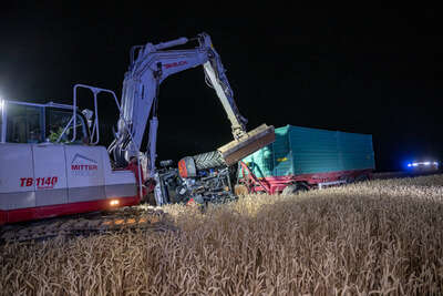 Landwirt verunfallt auf Getreidefeld mit Traktorgespann FOKE-2022071822027428-213.jpg