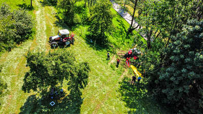 Traktor bei Mäharbeiten über Böschung gestürzt fkstore-42762.jpg