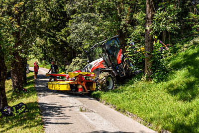 Traktor bei Mäharbeiten über Böschung gestürzt fkstore-42769.jpg