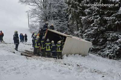 Lastwagen stürzte in Straßengraben lkw-bergung_02.jpg