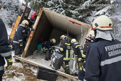 Lastwagen stürzte in Straßengraben lkw-bergung_06.jpg