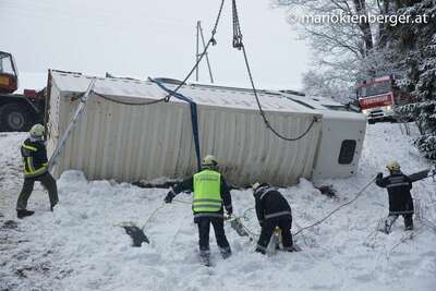 Lastwagen stürzte in Straßengraben lkw-bergung_17.jpg