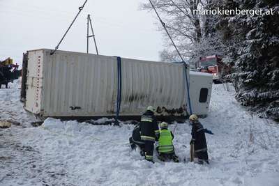 Lastwagen stürzte in Straßengraben lkw-bergung_19.jpg