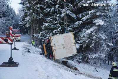 Lastwagen stürzte in Straßengraben lkw-bergung_21.jpg