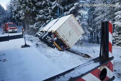 Lastwagen stürzte in Straßengraben lkw-bergung_22.jpg
