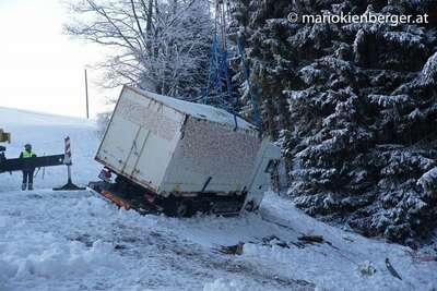 Lastwagen stürzte in Straßengraben lkw-bergung_23.jpg