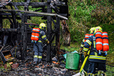 Holzhütte brannte nieder foke-43822.jpg