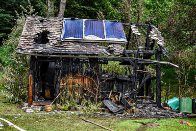 Holzhütte brannte nieder foke-43831.jpg