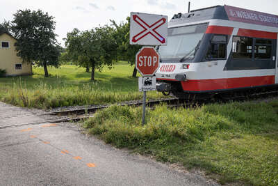 Mopedlenkerin auf Bahnübergang von Zug erfasst FEE1981C-B2C9-4CDF-8B37-863D0B48CF32.jpg