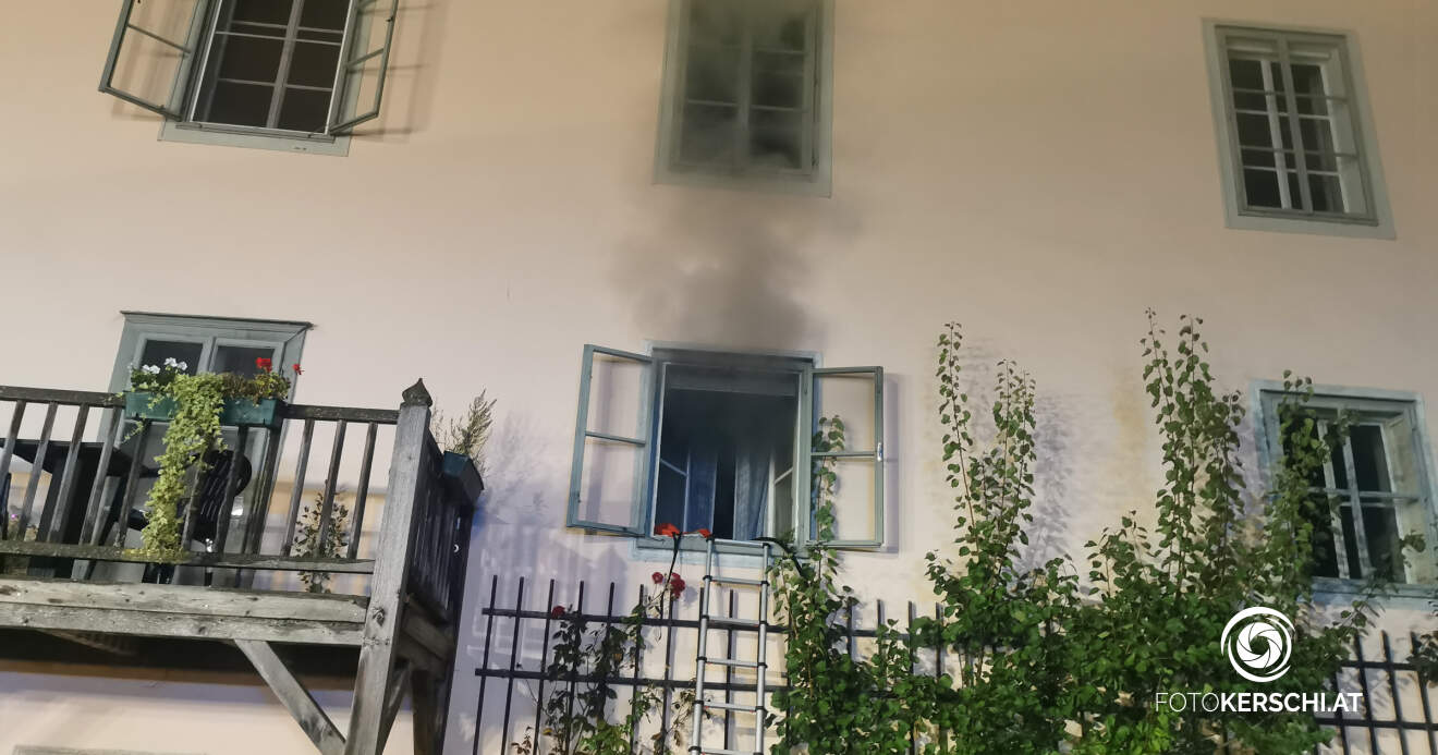 Brand in einem Mehrparteienhaus – mehrere Bewohner von Feuerwehr gerettet