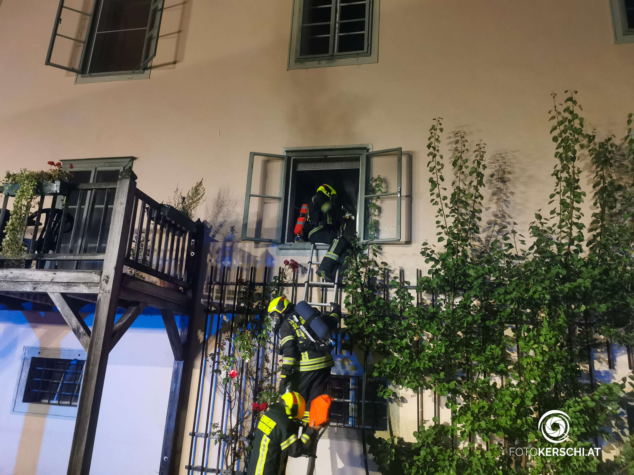 Brand in einem Mehrparteienhaus – mehrere Bewohner von Feuerwehr gerettet