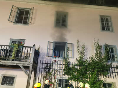 Brand in einem Mehrparteienhaus – mehrere Bewohner von Feuerwehr gerettet BRANDSTAETTER-20220808-23.jpg