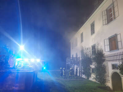 Brand in einem Mehrparteienhaus – mehrere Bewohner von Feuerwehr gerettet BRANDSTAETTER-20220808-31.jpg