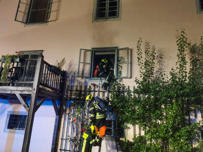Brand in einem Mehrparteienhaus – mehrere Bewohner von Feuerwehr gerettet BRANDSTAETTER-20220808-18.jpg
