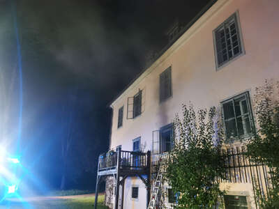 Brand in einem Mehrparteienhaus – mehrere Bewohner von Feuerwehr gerettet BRANDSTAETTER-20220808-21.jpg