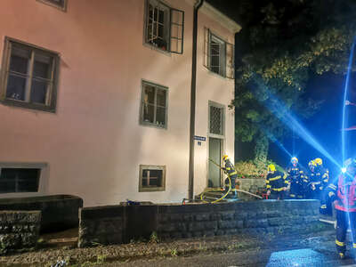 Brand in einem Mehrparteienhaus – mehrere Bewohner von Feuerwehr gerettet BRANDSTAETTER-20220808-28.jpg