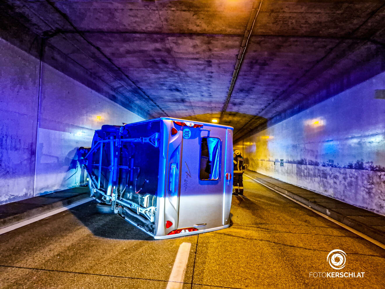 Wohnwagen im Tunnel umgestürzt