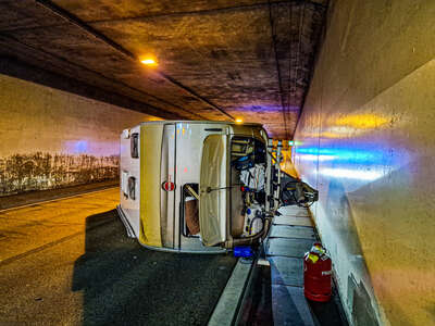 Wohnwagen im Tunnel umgestürzt fkstore-44558.jpg