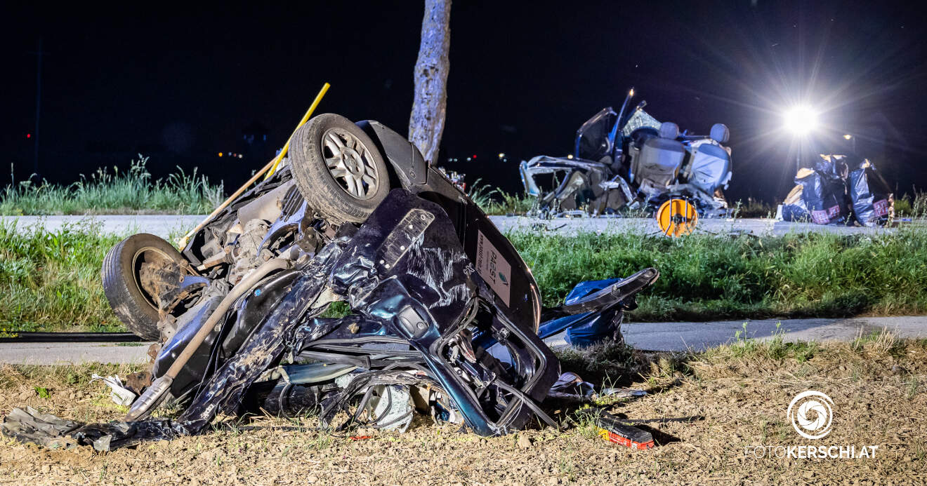 Auto bei Unfall regelrecht zerfetzt - Beifahrer verstarb