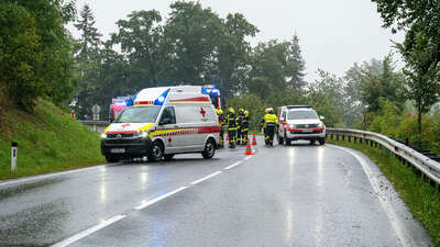 Feuerwehr befreit Person nach Verkehrsunfall aus Fahrzeug fkstore-45442.jpg