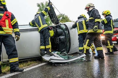 Feuerwehr befreit Person nach Verkehrsunfall aus Fahrzeug fkstore-45444.jpg