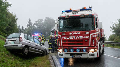Feuerwehr befreit Person nach Verkehrsunfall aus Fahrzeug fkstore-45451.jpg