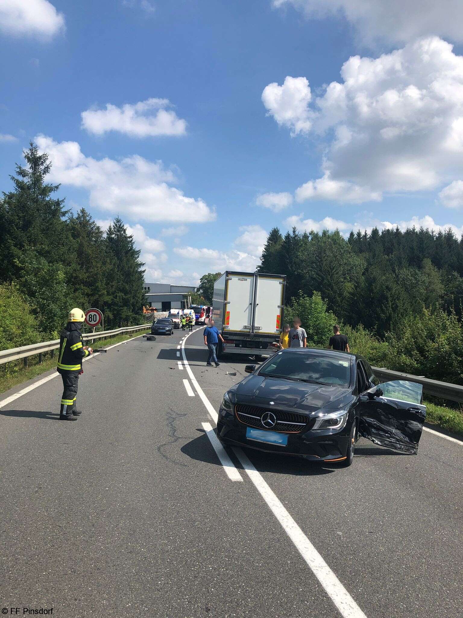 Schwerer Verkehrsunfall zwischen zwei PKW auf B145