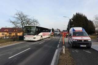 Unfall mit Schülerbus - Lkw-Fahrer verletzt unfall-schullbus-01.jpg