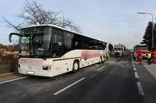 Unfall mit Schülerbus - Lkw-Fahrer verletzt unfall-schullbus-02.jpg
