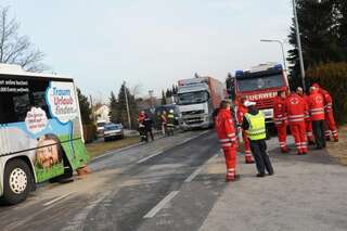 Unfall mit Schülerbus - Lkw-Fahrer verletzt unfall-schullbus-03.jpg