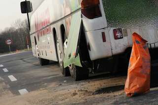 Unfall mit Schülerbus - Lkw-Fahrer verletzt unfall-schullbus-05.jpg