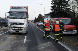 Unfall mit Schülerbus - Lkw-Fahrer verletzt unfall-schullbus-06.jpg